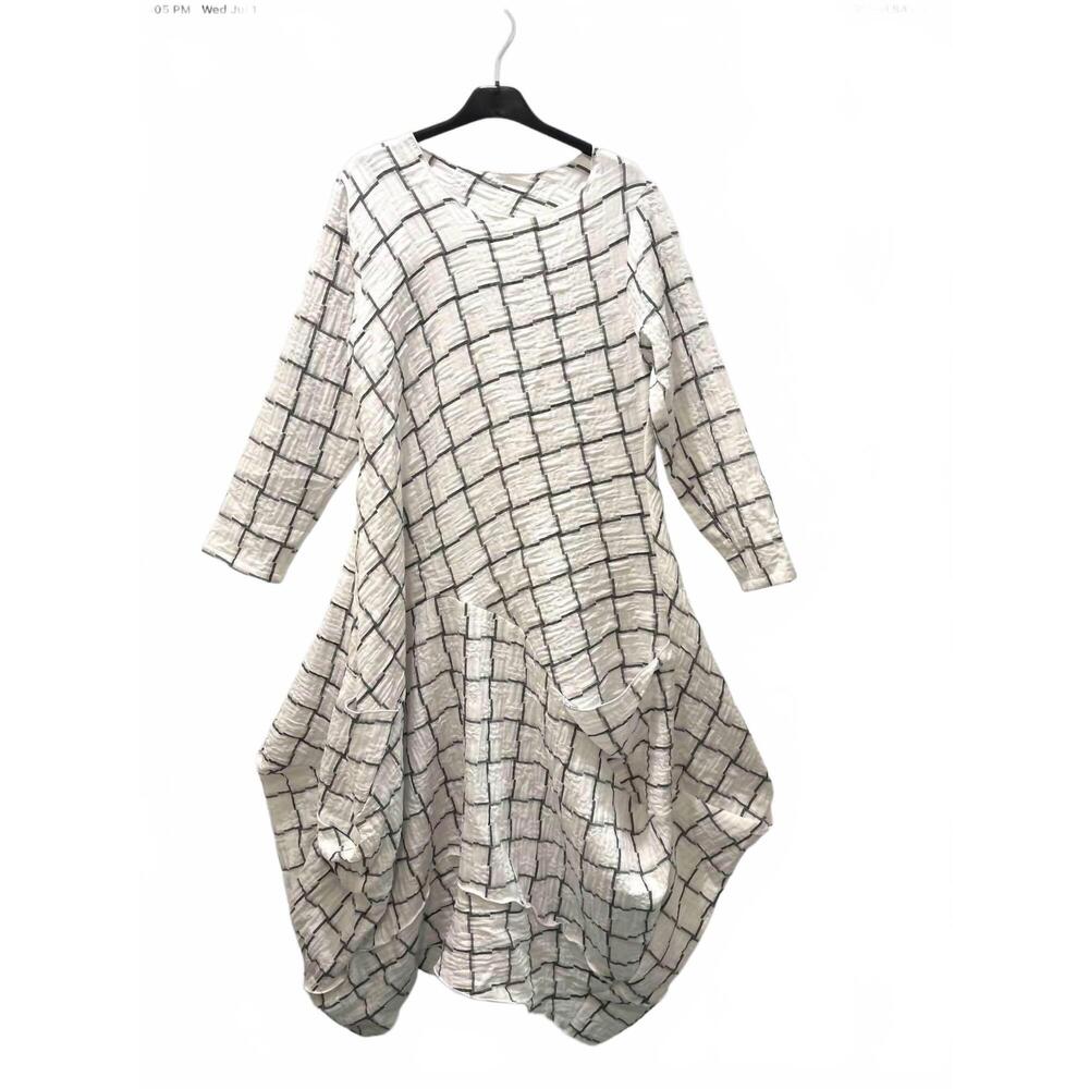 NEW HEYDARI women's scoop neck dress in black and white